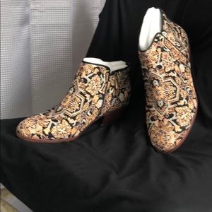Sam Edelman Tapestry Booties, new in box, sz 8 1/2